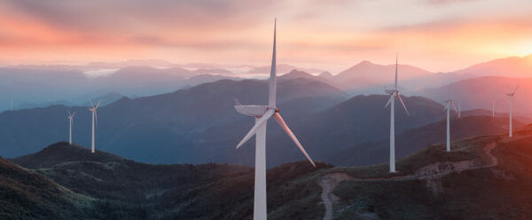 Windmolens In Een Berglandschap Bij Zonsondergang